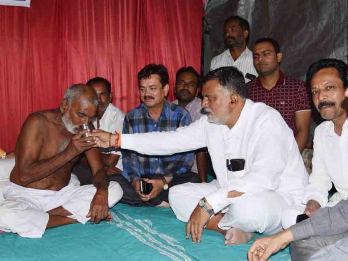 After the assurance, Sinnar's farmer fasted | आश्वासनानंतर सिन्नरच्या शेतकऱ्याचे उपोषण सुटले After the assurance, Sinnar's farmer fasted | आश्वासनानंतर सिन्नरच्या शेतकऱ्याचे उपोषण सुटले