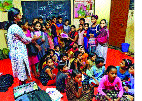 Force to fight flood victims with the help of a young woman in a wheelchair | व्हिलचेअरवरील तरुणीच्या मदतीने पूरग्रस्तांना लढण्याचे बळ Force to fight flood victims with the help of a young woman in a wheelchair | व्हिलचेअरवरील तरुणीच्या मदतीने पूरग्रस्तांना लढण्याचे बळ