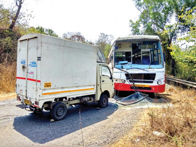 One injured in ST-Tempo accident, major damage to both vehicles | एसटी-टेम्पो अपघातात एक जखमी,दोन्ही वाहनांचे मोठे नुकसान One injured in ST-Tempo accident, major damage to both vehicles | एसटी-टेम्पो अपघातात एक जखमी,दोन्ही वाहनांचे मोठे नुकसान