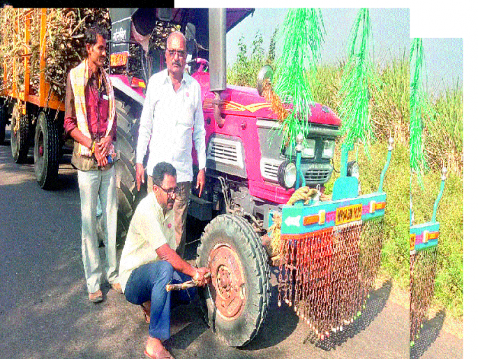 Sugarcane traffic was stopped in Wangi, Kadapur | वांगी, कडेपुरात ऊस वाहतूक रोखली Sugarcane traffic was stopped in Wangi, Kadapur | वांगी, कडेपुरात ऊस वाहतूक रोखली