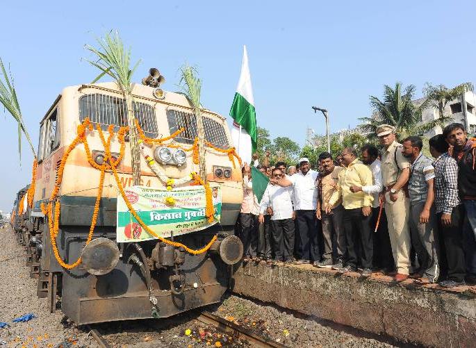 Thousands of volunteers from 'Swabhimani' left for Delhi, Raju Shetty became the railway operator | ‘स्वाभिमानी’चे हजारो कार्यकर्ते दिल्लीकडे रवाना, राजु शेट्टी झाले रेल्वेचालक Thousands of volunteers from 'Swabhimani' left for Delhi, Raju Shetty became the railway operator | ‘स्वाभिमानी’चे हजारो कार्यकर्ते दिल्लीकडे रवाना, राजु शेट्टी झाले रेल्वेचालक