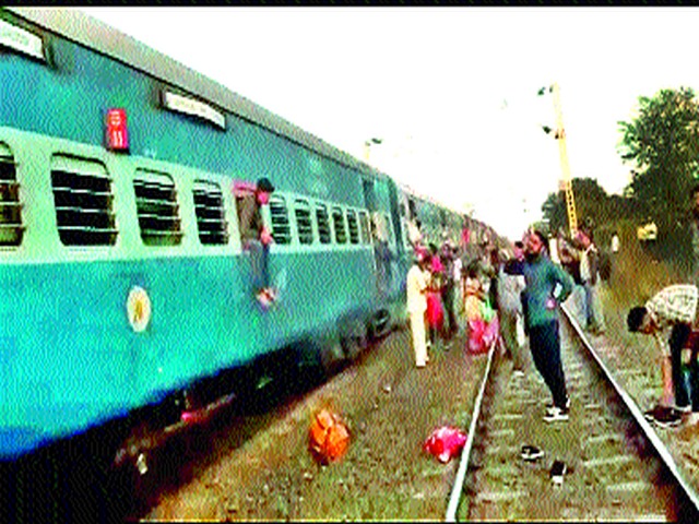 Technical breakdown in Tapovan Express; Smoke from Mars bog | तपोवन एक्स्प्रेसमध्ये तांत्रिक बिघाड; मंगलाच्या बोगीतून धूर Technical breakdown in Tapovan Express; Smoke from Mars bog | तपोवन एक्स्प्रेसमध्ये तांत्रिक बिघाड; मंगलाच्या बोगीतून धूर