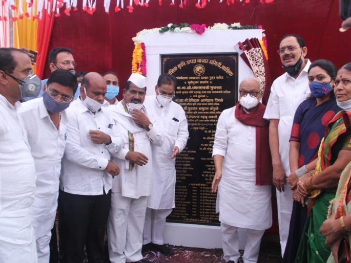 Give professionals a slap in the face | व्यावसायिकांना कमी दरात गाळे द्या Give professionals a slap in the face | व्यावसायिकांना कमी दरात गाळे द्या