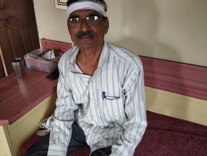 Two-wheeler hit teacher at check post, incident in Jamkhed | दुचाकीस्वारने चेकपोस्टवर असलेल्या शिक्षकाला दिली धडक, जामखेडमधील घटना Two-wheeler hit teacher at check post, incident in Jamkhed | दुचाकीस्वारने चेकपोस्टवर असलेल्या शिक्षकाला दिली धडक, जामखेडमधील घटना