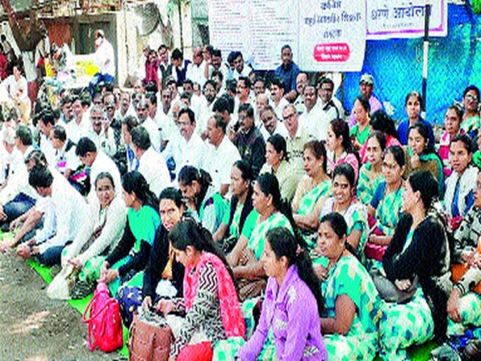 For imposing junior college teachers | कनिष्ठ महाविद्यालयीन शिक्षकांचे धरणे For imposing junior college teachers | कनिष्ठ महाविद्यालयीन शिक्षकांचे धरणे