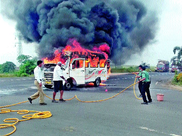 Fire at Tempo Traveler at Igatpuri | इगतपुरी येथे टेम्पो ट्रॅव्हलरला आग
