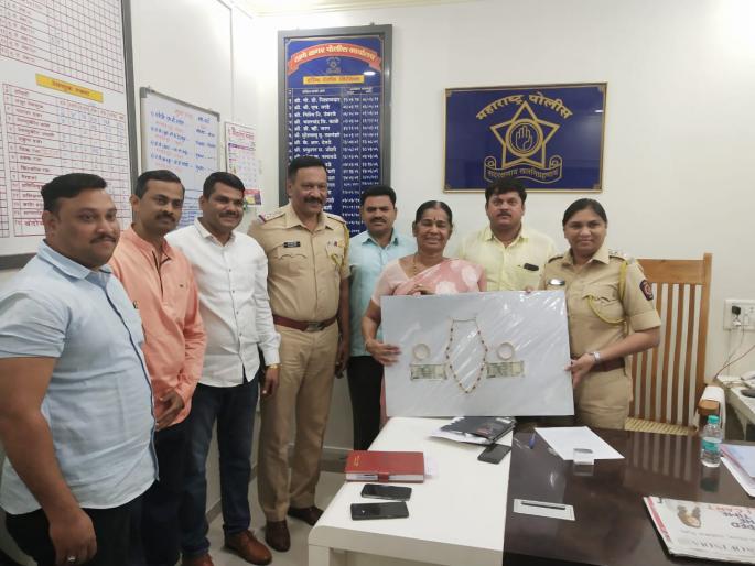Thane police have recovered gold ornaments worth crores of rupees lost in the journey | प्रवासात हरवलेले साडेसात तोळ्यांचे सोन्याचे दागिने ठाणे पोलिसांनी परत मिळवले Thane police have recovered gold ornaments worth crores of rupees lost in the journey | प्रवासात हरवलेले साडेसात तोळ्यांचे सोन्याचे दागिने ठाणे पोलिसांनी परत मिळवले