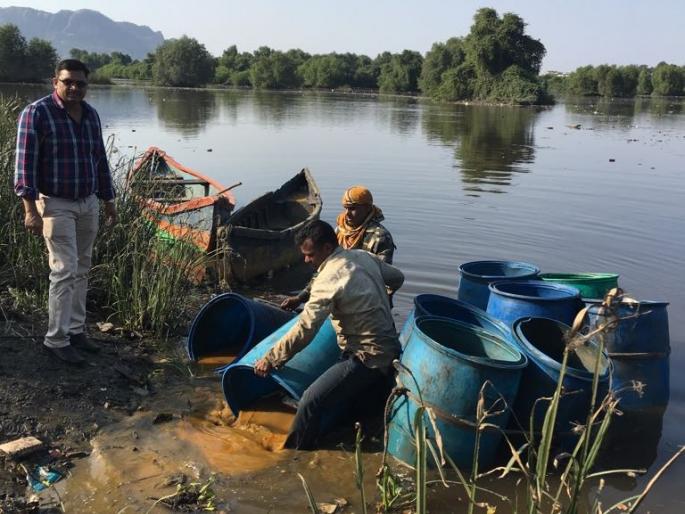 During Khardi to Agasan: Dhond Sattra: The possession of the goods worth six and six lakh was seized | खर्डी ते आगासन दरम्यान धाडसत्र: गावठी दारुसह साडे सहा लाखांचा माल जप्त During Khardi to Agasan: Dhond Sattra: The possession of the goods worth six and six lakh was seized | खर्डी ते आगासन दरम्यान धाडसत्र: गावठी दारुसह साडे सहा लाखांचा माल जप्त