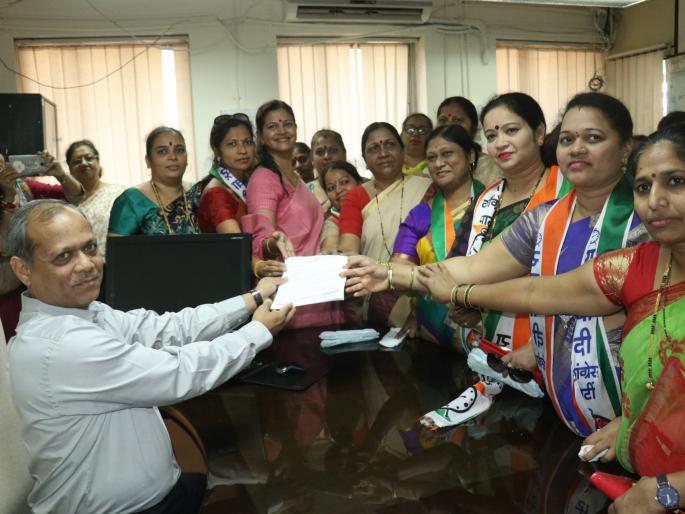 NCP women activists attacked the Thane Collectorate office | राष्ट्रवादीच्या महिला कार्यकर्त्यांचे ठाणे जिल्हाधिकारी कार्यालयावर हल्लाबोल आंदोलन NCP women activists attacked the Thane Collectorate office | राष्ट्रवादीच्या महिला कार्यकर्त्यांचे ठाणे जिल्हाधिकारी कार्यालयावर हल्लाबोल आंदोलन