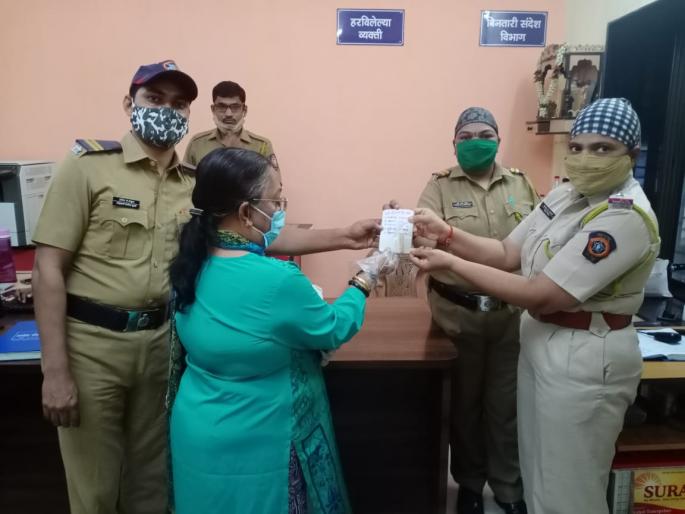 Theft in train journey: Railway police handed over two lakh gold to a woman from Thane after 20 years | रेल्वे प्रवासात चोरी: ठाण्यातील महिलेला तब्बल २० वर्षांनी रेल्वे पोलिसांनी सुपूर्द केले दोन लाखांचे सोने Theft in train journey: Railway police handed over two lakh gold to a woman from Thane after 20 years | रेल्वे प्रवासात चोरी: ठाण्यातील महिलेला तब्बल २० वर्षांनी रेल्वे पोलिसांनी सुपूर्द केले दोन लाखांचे सोने