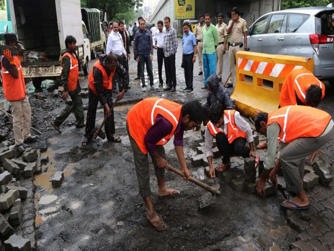 The police filed a criminal case against the non-repairing contractors, standing committee meeting | खड्डे न बुजविणाऱ्या ठेकेदारांवर पालिका करणार गुन्हे दाखल, स्थायी समितीच्या बैठकीत दिली माहिती The police filed a criminal case against the non-repairing contractors, standing committee meeting | खड्डे न बुजविणाऱ्या ठेकेदारांवर पालिका करणार गुन्हे दाखल, स्थायी समितीच्या बैठकीत दिली माहिती