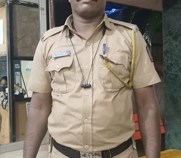 A woman who tried to commit suicide in Thane's Upavan Lake was rescued by a police constable | ठाण्याच्या उपवन तलावात आत्महत्येचा प्रयत्न करणाऱ्या महिलेला पोलीस शिपायाने वाचविले A woman who tried to commit suicide in Thane's Upavan Lake was rescued by a police constable | ठाण्याच्या उपवन तलावात आत्महत्येचा प्रयत्न करणाऱ्या महिलेला पोलीस शिपायाने वाचविले