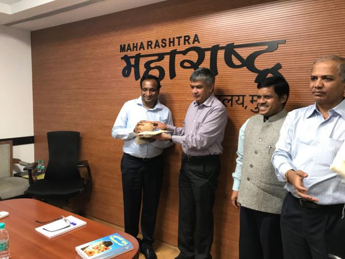 Due to the increased quality of schools, the Chief Secretary has honored the Education Officer with the CEOs of Thane District. | शाळांच्या गुणवत्ता वाढीमुळे मुख्य सचिवांकडून ठाणे जि.प.च्या सीईओंसह शिक्षणाधिकाऱ्यांचा सन्मान Due to the increased quality of schools, the Chief Secretary has honored the Education Officer with the CEOs of Thane District. | शाळांच्या गुणवत्ता वाढीमुळे मुख्य सचिवांकडून ठाणे जि.प.च्या सीईओंसह शिक्षणाधिकाऱ्यांचा सन्मान