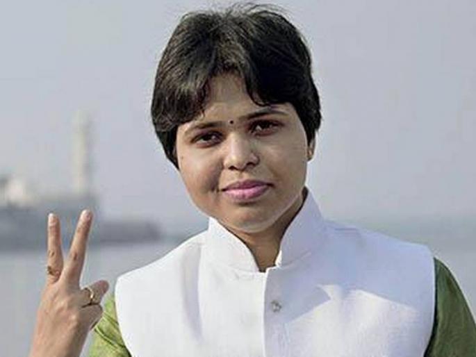 On the way to Tirupati Desai Nagar, Smita Ashtekar was taken into police custody | तृप्ती देसाई नगरच्या वाटेवर, स्मिता अष्टेकर यांना पोलिसांनी घेतले ताब्यात On the way to Tirupati Desai Nagar, Smita Ashtekar was taken into police custody | तृप्ती देसाई नगरच्या वाटेवर, स्मिता अष्टेकर यांना पोलिसांनी घेतले ताब्यात