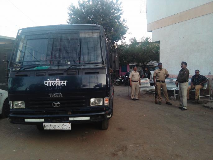 Stoning tension in Wadalanaka area | वडाळानाका परिसरात दगडफेकीने तणाव Stoning tension in Wadalanaka area | वडाळानाका परिसरात दगडफेकीने तणाव