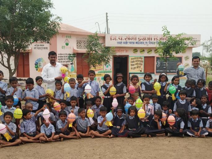 From the bottles of water, the students came up with unique skies | पाण्याच्या बाटल्यांपासून साकारले विद्यार्थ्यांनी अनोखे आकाशकंदील