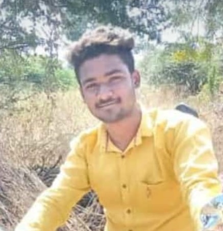 Suicide of a youth paying homage to himself on status | स्टेटसवर स्वत:ला श्रध्दांजली वाहत युवकाची आत्महत्या