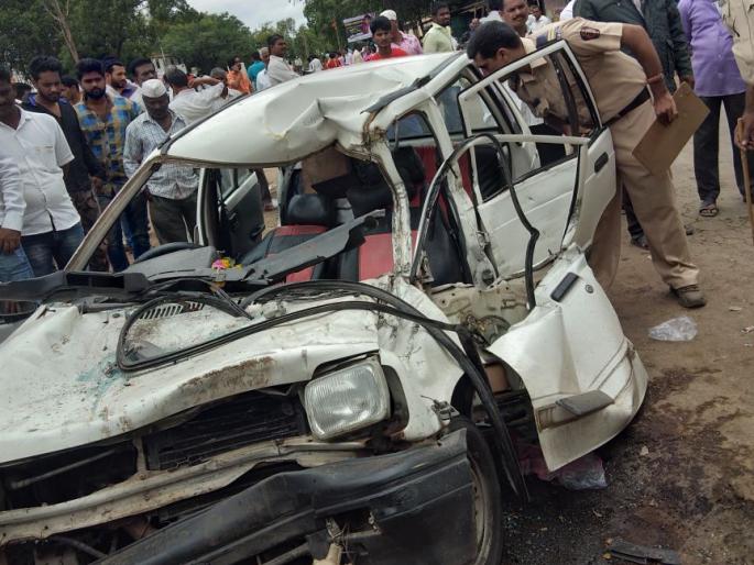 Sangli: Three people from one family were killed in an accident near Mahuli | सांगली :  माहूलीजवळ अपघातात एकाच कुटूंबातील तीन ठार
