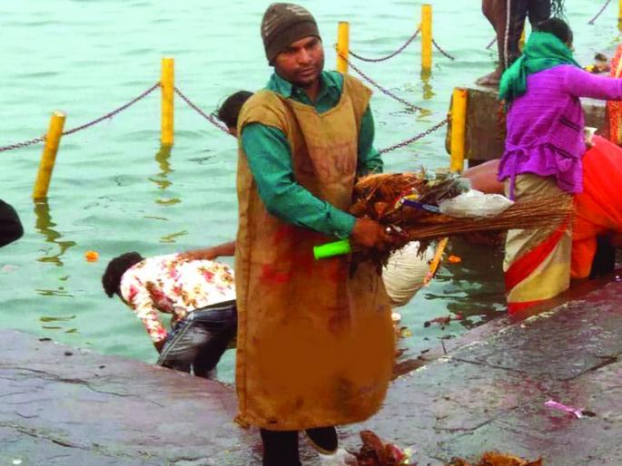 Washin 'Sadanand done Cleanliness campaing in the Narmada River area | वाशिमच्या ‘सदानंद’ची नर्मदा नदी परिसरात स्वच्छता Washin 'Sadanand done Cleanliness campaing in the Narmada River area | वाशिमच्या ‘सदानंद’ची नर्मदा नदी परिसरात स्वच्छता