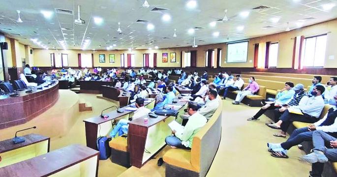 In the review meeting of Samriddh Gaon competition, there are no water lovers, no water ambassadors | समृद्ध गाव स्पर्धेच्या आढावा बैठकीत जलप्रेमी, जलदूतच नाहीत In the review meeting of Samriddh Gaon competition, there are no water lovers, no water ambassadors | समृद्ध गाव स्पर्धेच्या आढावा बैठकीत जलप्रेमी, जलदूतच नाहीत
