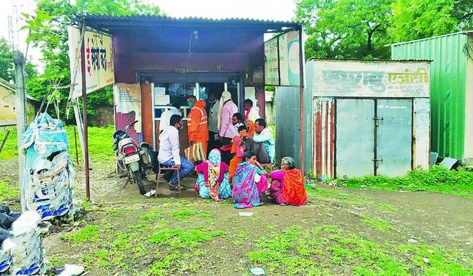Illegal recovery from crop insured farmers! | पीकविमा काढलेल्या शेतकऱ्यांकडून अवैध वसुली! Illegal recovery from crop insured farmers! | पीकविमा काढलेल्या शेतकऱ्यांकडून अवैध वसुली!