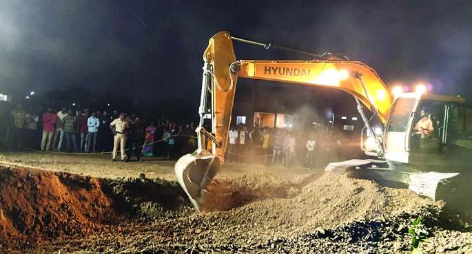 Child dies after falling into a well while flying a kite | पतंग उडविताना विहिरीत पडून बालकाचा मृत्यू Child dies after falling into a well while flying a kite | पतंग उडविताना विहिरीत पडून बालकाचा मृत्यू