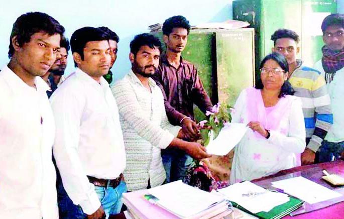 Waterproof visit to the water authority | जल प्राधिकरणाला बेशरमचे झाड भेट