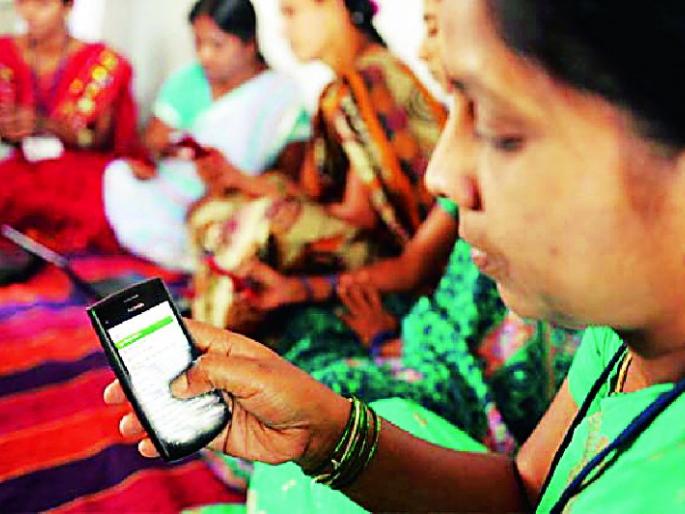 Anganwadi Sevikas tired of using Android mobile | अ‍ॅन्ड्रॉईड मोबाईल वापरताना अंगणवाडी सेविकांची दमछाक
