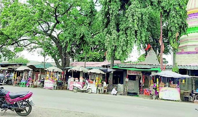 Employment crisis of 40 shopkeepers | ४० दुकानदारांवर रोजगाराचे संकट Employment crisis of 40 shopkeepers | ४० दुकानदारांवर रोजगाराचे संकट