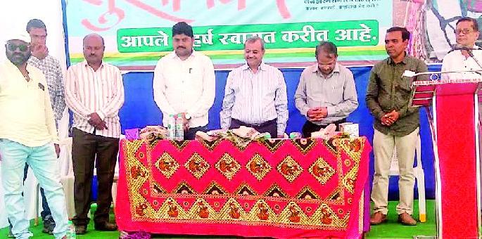 Farmers should be given technology in their hands | शेतकऱ्यांच्या हाती तंत्रज्ञान दिले पाहिजे