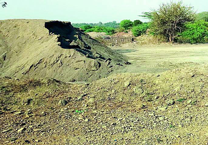 The day theft of sand | दिवसाही होतेय रेतीची चोरी The day theft of sand | दिवसाही होतेय रेतीची चोरी
