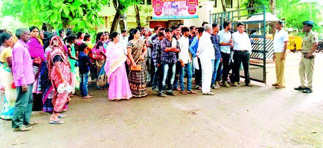 The liquor shop runs in front of the school in Mangalore | मंगरूळात शाळेसमोरच चालते दारूचे दुकान The liquor shop runs in front of the school in Mangalore | मंगरूळात शाळेसमोरच चालते दारूचे दुकान