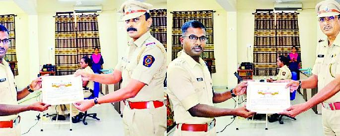 Lack of appreciation on the back of the dedicated police | कर्तबगार पोलिसांच्या पाठीवर कौतुकाची थाप Lack of appreciation on the back of the dedicated police | कर्तबगार पोलिसांच्या पाठीवर कौतुकाची थाप