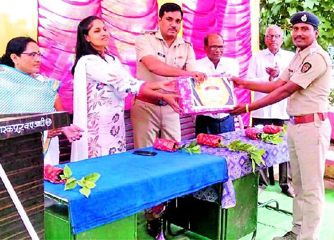 Felicitated 22 employees who have done excellent work | उत्कृष्ट कार्य करणाऱ्या २२ कर्मचाºयांचा सत्कार Felicitated 22 employees who have done excellent work | उत्कृष्ट कार्य करणाऱ्या २२ कर्मचाºयांचा सत्कार