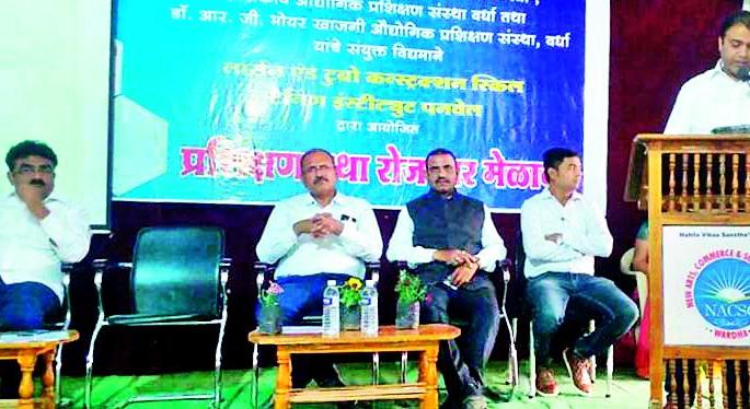 Being a young generation can not be a job, but a job | युवा पिढीने नोकरी मागणारे नव्हे तर नोकरी देणारे व्हावे Being a young generation can not be a job, but a job | युवा पिढीने नोकरी मागणारे नव्हे तर नोकरी देणारे व्हावे