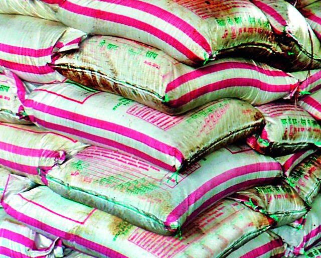 The prices of chemical fertilizers rose | रासायनिक खतांचे दर वधारले The prices of chemical fertilizers rose | रासायनिक खतांचे दर वधारले