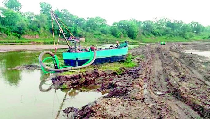Dhokha diverted the flow of water from the Vallaghat | धोची वाळूघाटातील पाण्याचा प्रवाहच वळविला