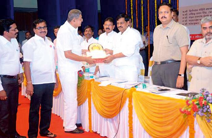 Award for Hinganghat Agriculture Market Committee in Taran Yojna | तारण योजनेत हिंगणघाट कृषी बाजार समितीला पुरस्कार Award for Hinganghat Agriculture Market Committee in Taran Yojna | तारण योजनेत हिंगणघाट कृषी बाजार समितीला पुरस्कार