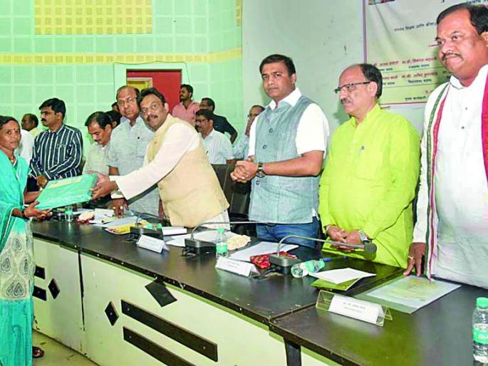 Diwali gift by sending Lakshmi to the home of the farmers | शेतकºयांच्या घरी लक्ष्मी पाठवून दिवाळीची भेट Diwali gift by sending Lakshmi to the home of the farmers | शेतकºयांच्या घरी लक्ष्मी पाठवून दिवाळीची भेट