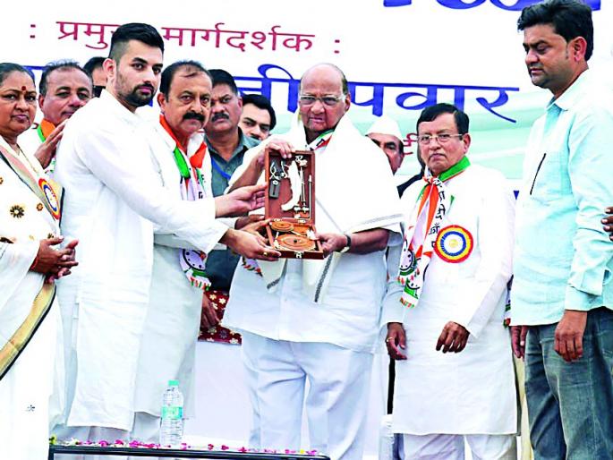 Sharad Pawar's silence on the issue of District Bank | जिल्हा बॅँकेच्या मुद्यावर शरद पवारांचे मौन Sharad Pawar's silence on the issue of District Bank | जिल्हा बॅँकेच्या मुद्यावर शरद पवारांचे मौन