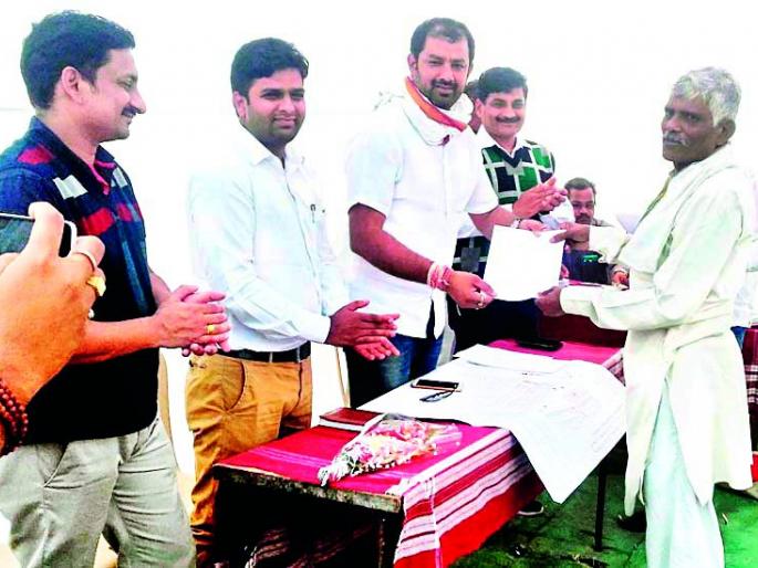 Seven wages of class 2 of Nimboli rehabilitation village | निंबोली पुनर्वसन गावाला वर्ग २ चे सातबारा वाटप Seven wages of class 2 of Nimboli rehabilitation village | निंबोली पुनर्वसन गावाला वर्ग २ चे सातबारा वाटप