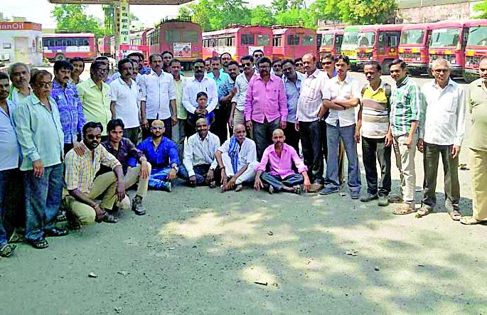 Inhibition of Anti-Worker Anti-Political Policies Reported | मुंडण करून नोंदविला कामगार विरोधी धोरणांचा निषेध Inhibition of Anti-Worker Anti-Political Policies Reported | मुंडण करून नोंदविला कामगार विरोधी धोरणांचा निषेध