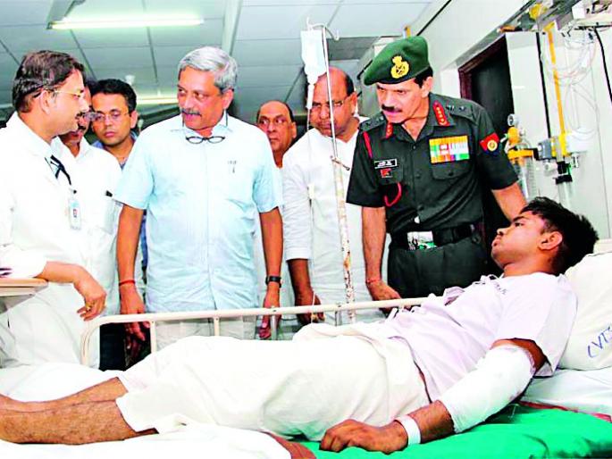 Manohar Parrikar, who had come to meet the injured, was present | अन् जखमींच्या भेटीला धावून आले होते मनोहर पर्र्रीकर Manohar Parrikar, who had come to meet the injured, was present | अन् जखमींच्या भेटीला धावून आले होते मनोहर पर्र्रीकर