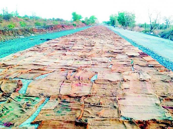 Denial of fault on the symmetric highway | महामार्गाच्या सिमेंटीकरणावर सदोषतेचा ठपका Denial of fault on the symmetric highway | महामार्गाच्या सिमेंटीकरणावर सदोषतेचा ठपका