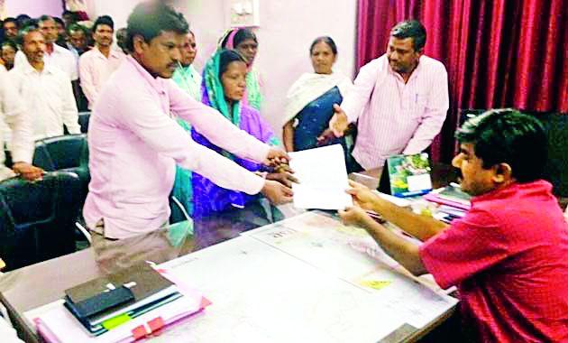 The crime on Tehsildars is wrong | तहसीलदारांवरील गुन्हा चुकीचा The crime on Tehsildars is wrong | तहसीलदारांवरील गुन्हा चुकीचा