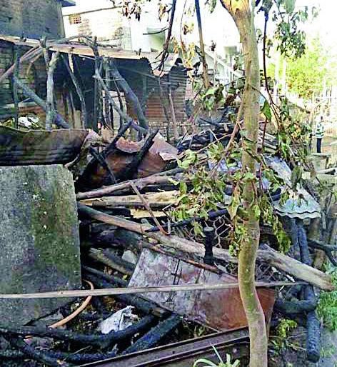 The fire came due to the house of Rakharangoli | आगीमुळे झाली घराची राखरांगोळी The fire came due to the house of Rakharangoli | आगीमुळे झाली घराची राखरांगोळी