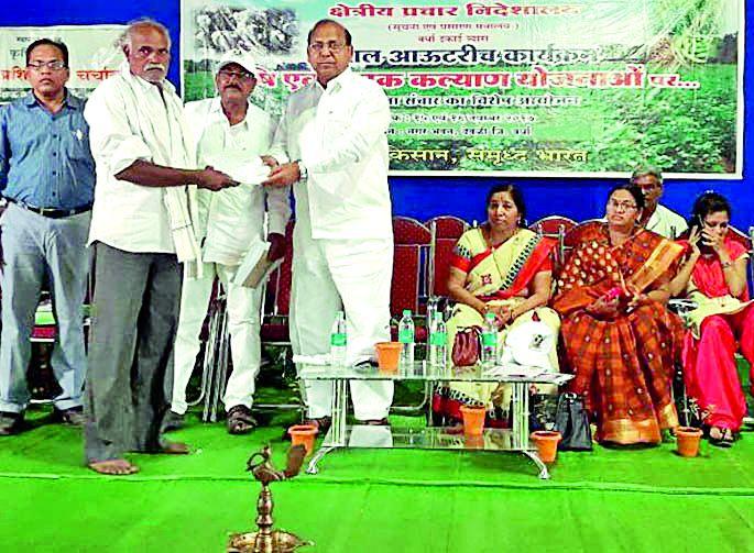 The Agriculture Department should extend the government schemes to the farmers | कृषी विभागाने शासनाच्या योजना शेतकऱ्यांपर्यंत पोहोचवाव्यात
