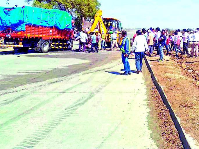 One killed and two injured in three trucks | तीन ट्रकच्या धडके त एक ठार, दोन जखमी One killed and two injured in three trucks | तीन ट्रकच्या धडके त एक ठार, दोन जखमी