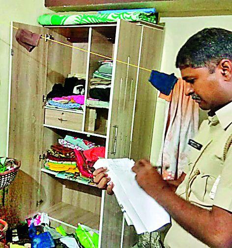 At one night, five houses were cut off by one and a half | एकाच रात्री पाच घरे फोडून ऐवज लांबविला