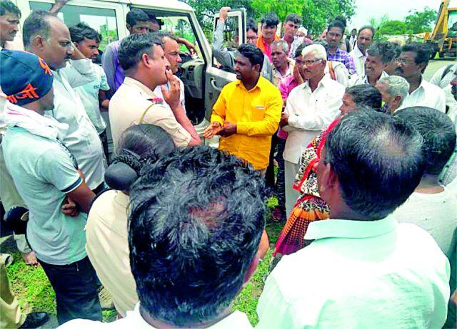 The forest department tried to shut down the road by farmers | शेतकऱ्यांचा शिवारी रस्ता बंद करण्याचा वनविभागाचा प्रयत्न The forest department tried to shut down the road by farmers | शेतकऱ्यांचा शिवारी रस्ता बंद करण्याचा वनविभागाचा प्रयत्न